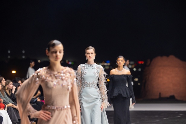 مجموعة Dar AlHanouf للأزياء الراقية 2025 هي إهداء شاعري وقصيدة تتغنى سطورها بروعة البحر الأحمر 