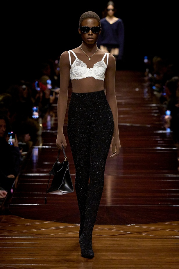 مجموعة Balenciaga لربيع وصيف 2025 في باريس