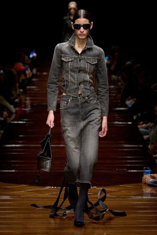 مجموعة Balenciaga لربيع وصيف 2025 في باريس