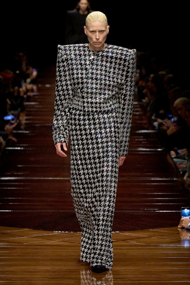 مجموعة Balenciaga لربيع وصيف 2025 في باريس