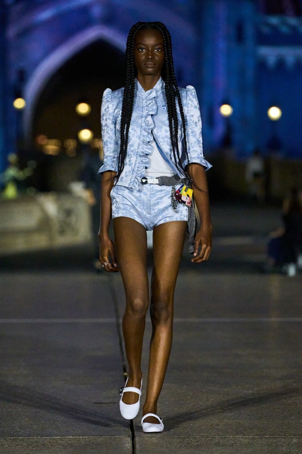 مجموعة Coperni لربيع وصيف 2025... احتفال بالشباب والحنين والخيال في تعاون سحري مع ديزني لاند باريس