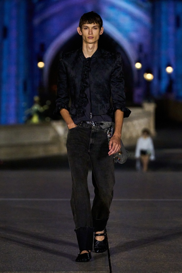 مجموعة Coperni لربيع وصيف 2025... احتفال بالشباب والحنين والخيال في تعاون سحري مع ديزني لاند باريس