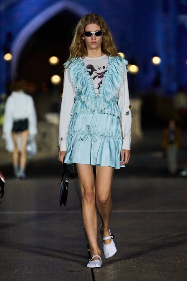 مجموعة Coperni لربيع وصيف 2025... احتفال بالشباب والحنين والخيال في تعاون سحري مع ديزني لاند باريس