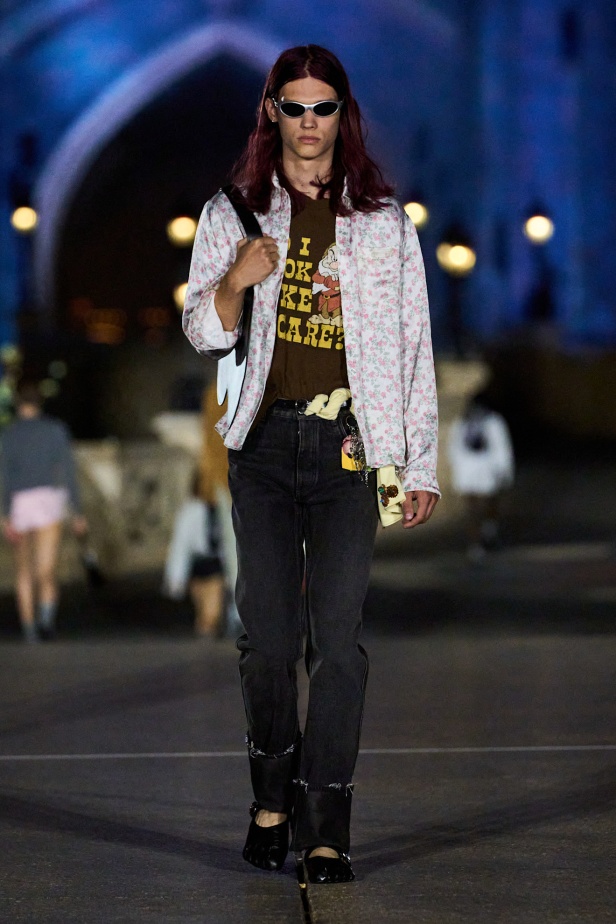 مجموعة Coperni لربيع وصيف 2025... احتفال بالشباب والحنين والخيال في تعاون سحري مع ديزني لاند باريس