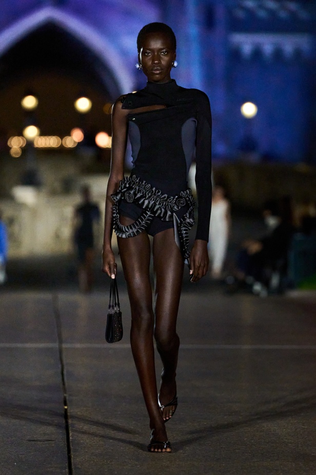 مجموعة Coperni لربيع وصيف 2025... احتفال بالشباب والحنين والخيال في تعاون سحري مع ديزني لاند باريس