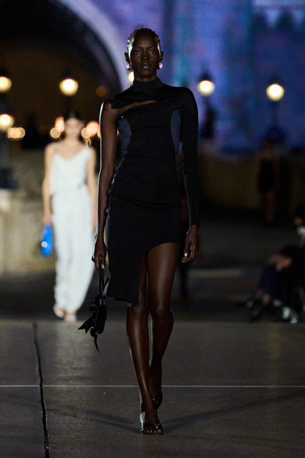 مجموعة Coperni لربيع وصيف 2025... احتفال بالشباب والحنين والخيال في تعاون سحري مع ديزني لاند باريس