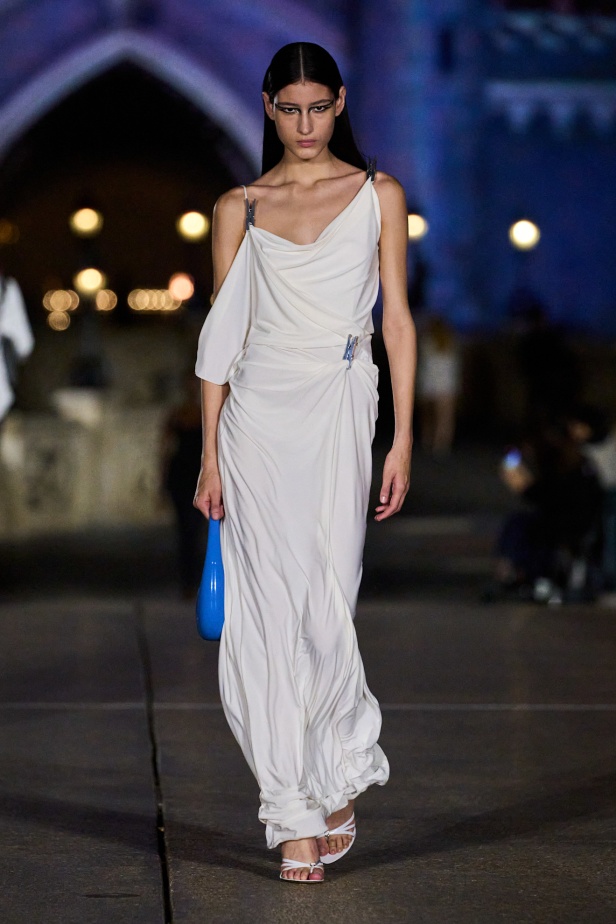 مجموعة Coperni لربيع وصيف 2025... احتفال بالشباب والحنين والخيال في تعاون سحري مع ديزني لاند باريس