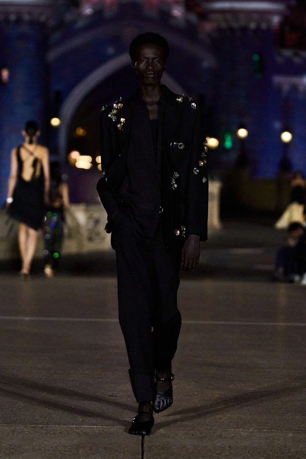 مجموعة Coperni لربيع وصيف 2025... احتفال بالشباب والحنين والخيال في تعاون سحري مع ديزني لاند باريس