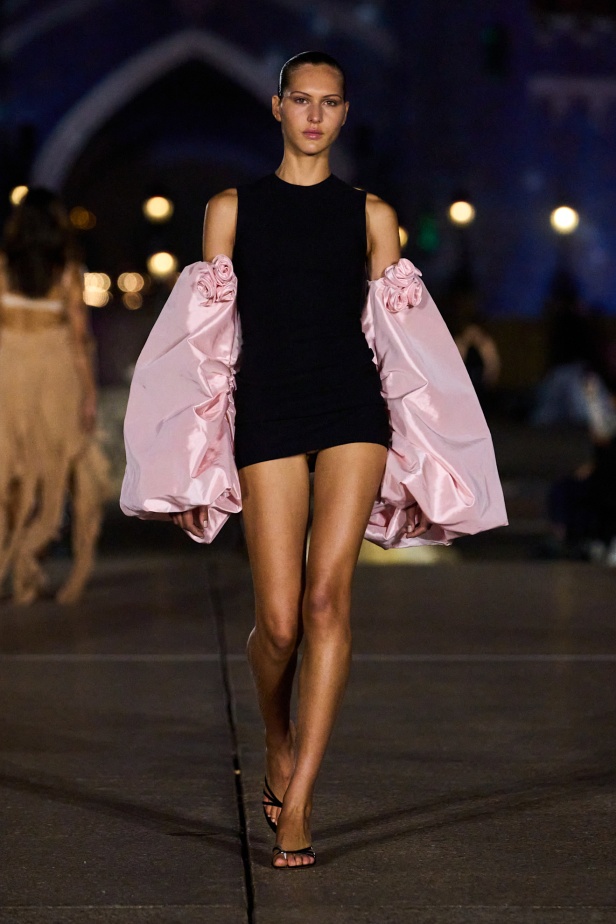 مجموعة Coperni لربيع وصيف 2025... احتفال بالشباب والحنين والخيال في تعاون سحري مع ديزني لاند باريس