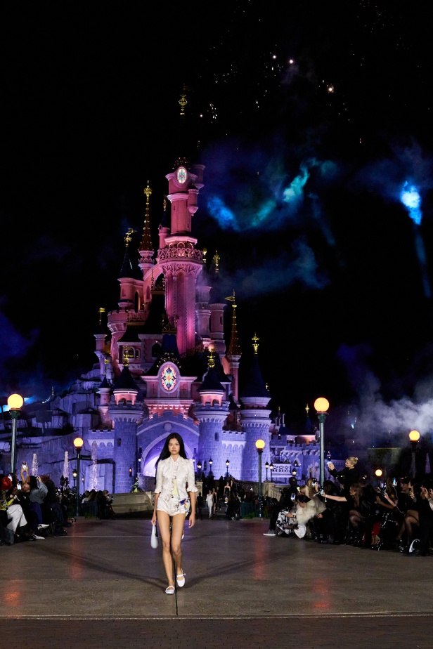 مجموعة Coperni لربيع وصيف 2025... احتفال بالشباب والحنين والخيال في تعاون سحري مع ديزني لاند باريس