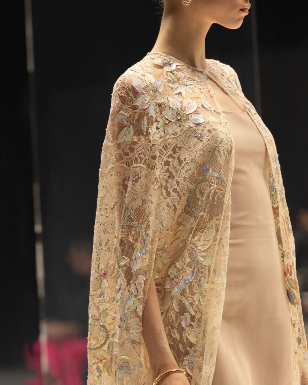 مجموعة Dar AlHanouf للأزياء الراقية 2025 هي إهداء شاعري وقصيدة تتغنى سطورها بروعة البحر الأحمر 