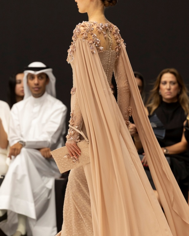 مجموعة Dar AlHanouf للأزياء الراقية 2025 هي إهداء شاعري وقصيدة تتغنى سطورها بروعة البحر الأحمر 