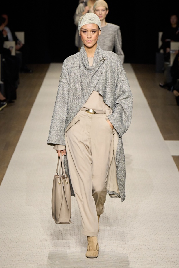 في أول عرض أزياء له في نيويورك منذ عام 2013... مجموعة Giorgio Armani لربيع 2025 ترسي الخيال والحرفية الراقية