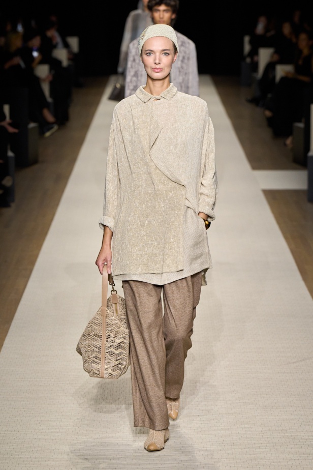 في أول عرض أزياء له في نيويورك منذ عام 2013... مجموعة Giorgio Armani لربيع 2025 ترسي الخيال والحرفية الراقية