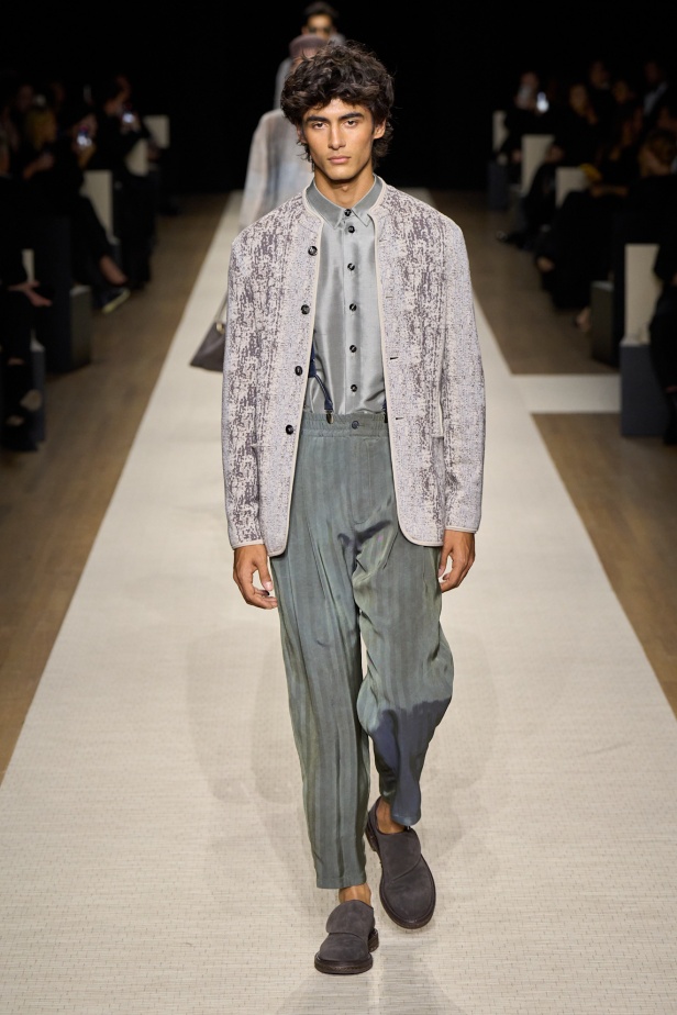 في أول عرض أزياء له في نيويورك منذ عام 2013... مجموعة Giorgio Armani لربيع 2025 ترسي الخيال والحرفية الراقية
