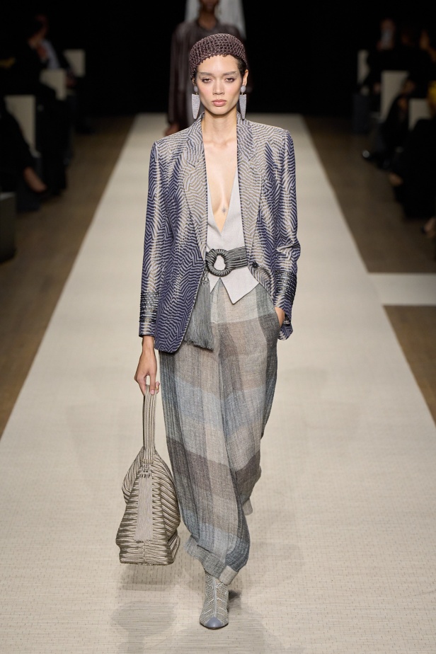 في أول عرض أزياء له في نيويورك منذ عام 2013... مجموعة Giorgio Armani لربيع 2025 ترسي الخيال والحرفية الراقية