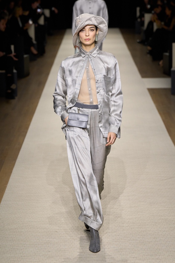 في أول عرض أزياء له في نيويورك منذ عام 2013... مجموعة Giorgio Armani لربيع 2025 ترسي الخيال والحرفية الراقية