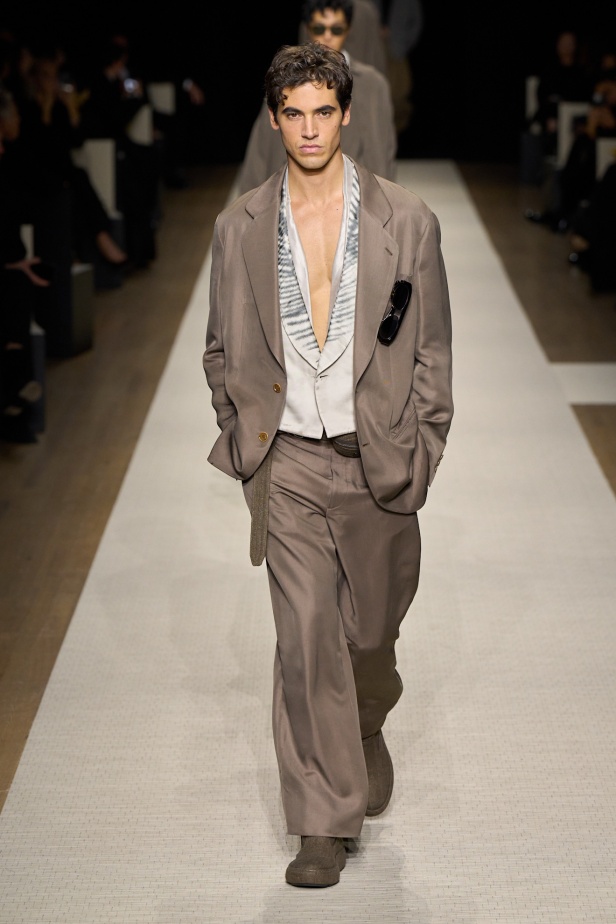 في أول عرض أزياء له في نيويورك منذ عام 2013... مجموعة Giorgio Armani لربيع 2025 ترسي الخيال والحرفية الراقية