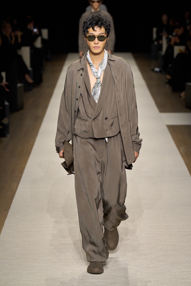 في أول عرض أزياء له في نيويورك منذ عام 2013... مجموعة Giorgio Armani لربيع 2025 ترسي الخيال والحرفية الراقية