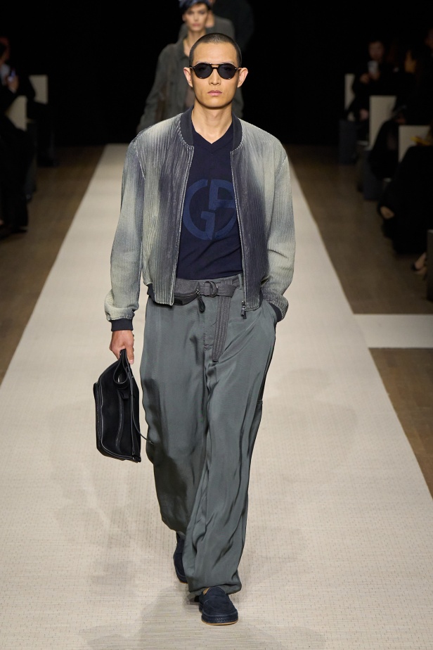 في أول عرض أزياء له في نيويورك منذ عام 2013... مجموعة Giorgio Armani لربيع 2025 ترسي الخيال والحرفية الراقية