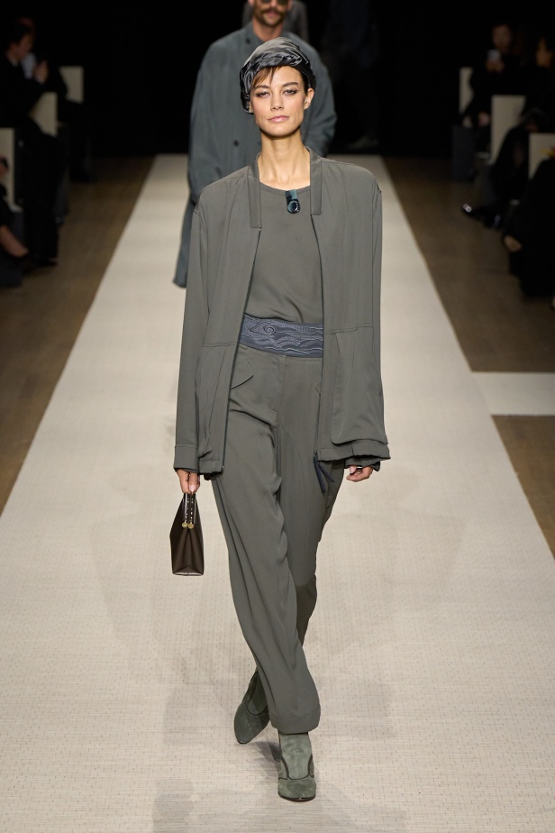 في أول عرض أزياء له في نيويورك منذ عام 2013... مجموعة Giorgio Armani لربيع 2025 ترسي الخيال والحرفية الراقية