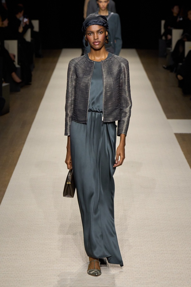 في أول عرض أزياء له في نيويورك منذ عام 2013... مجموعة Giorgio Armani لربيع 2025 ترسي الخيال والحرفية الراقية