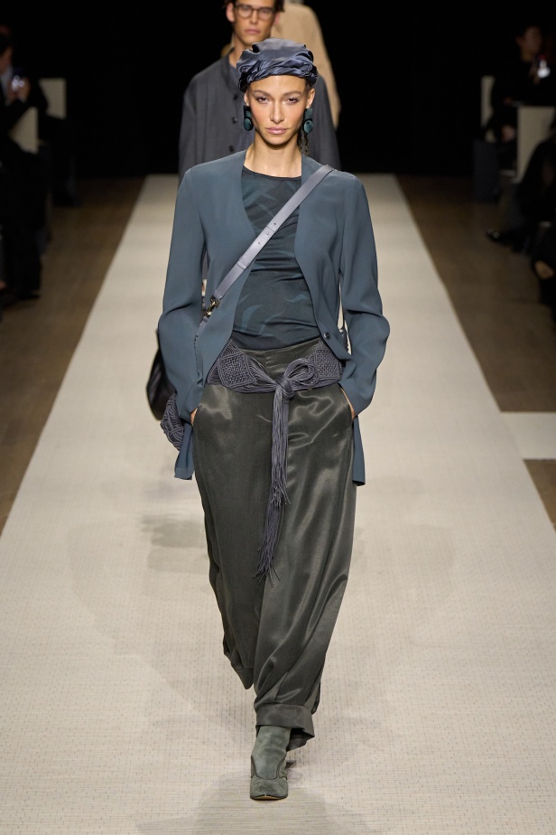 في أول عرض أزياء له في نيويورك منذ عام 2013... مجموعة Giorgio Armani لربيع 2025 ترسي الخيال والحرفية الراقية