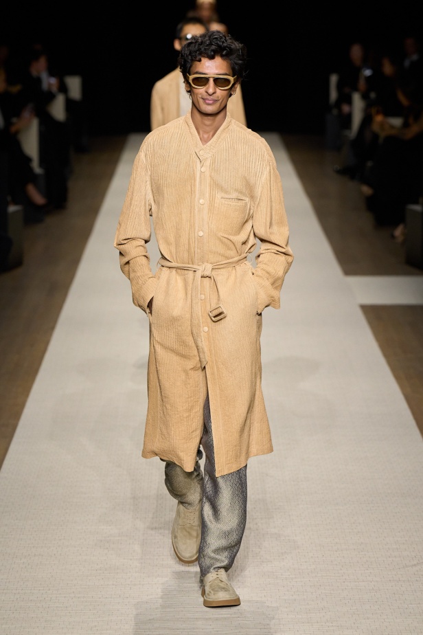 في أول عرض أزياء له في نيويورك منذ عام 2013... مجموعة Giorgio Armani لربيع 2025 ترسي الخيال والحرفية الراقية