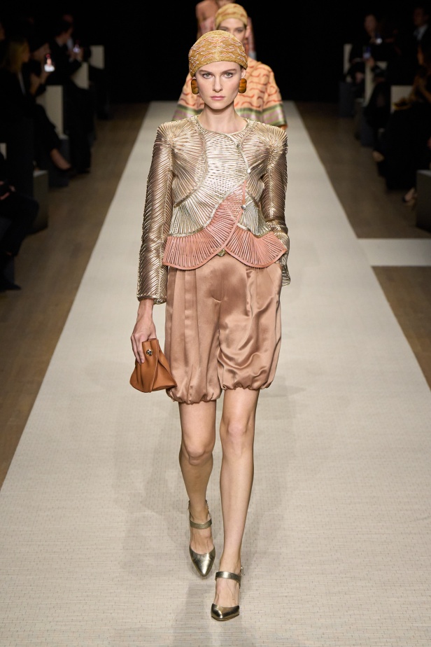 في أول عرض أزياء له في نيويورك منذ عام 2013... مجموعة Giorgio Armani لربيع 2025 ترسي الخيال والحرفية الراقية