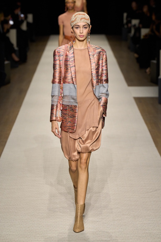 في أول عرض أزياء له في نيويورك منذ عام 2013... مجموعة Giorgio Armani لربيع 2025 ترسي الخيال والحرفية الراقية