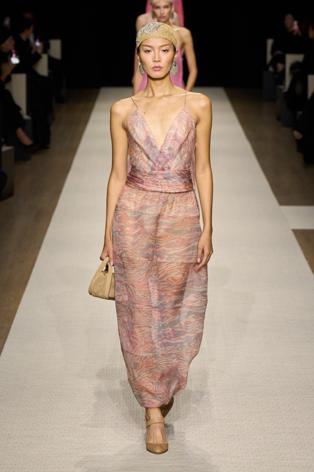 في أول عرض أزياء له في نيويورك منذ عام 2013... مجموعة Giorgio Armani لربيع 2025 ترسي الخيال والحرفية الراقية