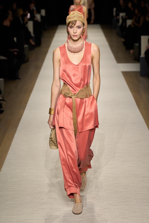 في أول عرض أزياء له في نيويورك منذ عام 2013... مجموعة Giorgio Armani لربيع 2025 ترسي الخيال والحرفية الراقية