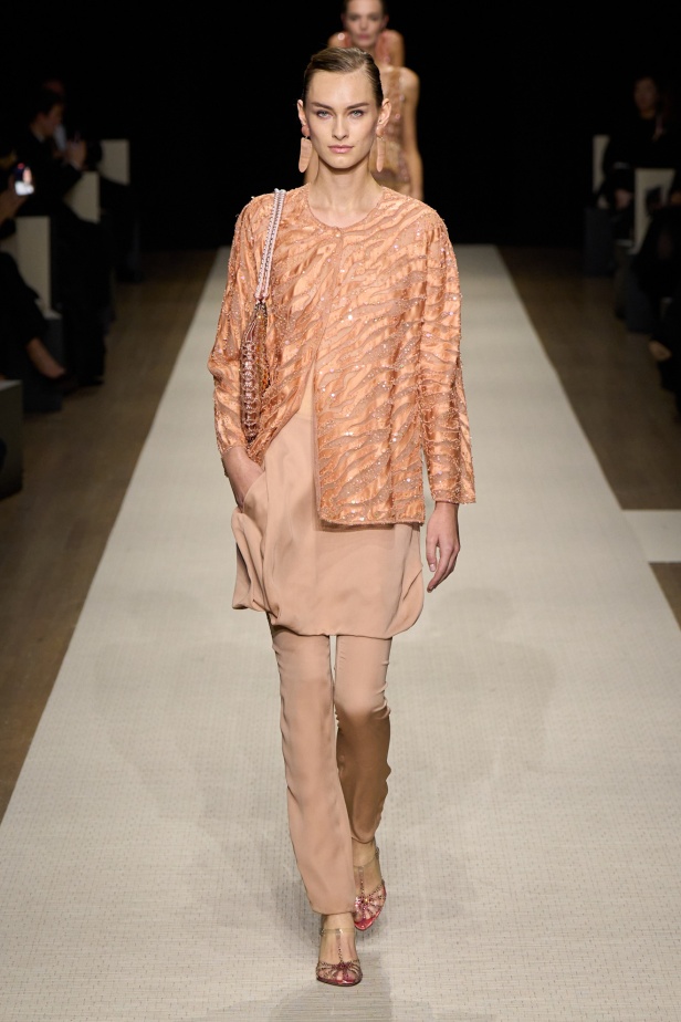 في أول عرض أزياء له في نيويورك منذ عام 2013... مجموعة Giorgio Armani لربيع 2025 ترسي الخيال والحرفية الراقية