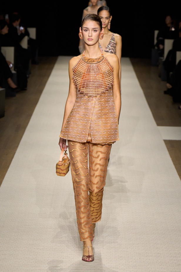 في أول عرض أزياء له في نيويورك منذ عام 2013... مجموعة Giorgio Armani لربيع 2025 ترسي الخيال والحرفية الراقية