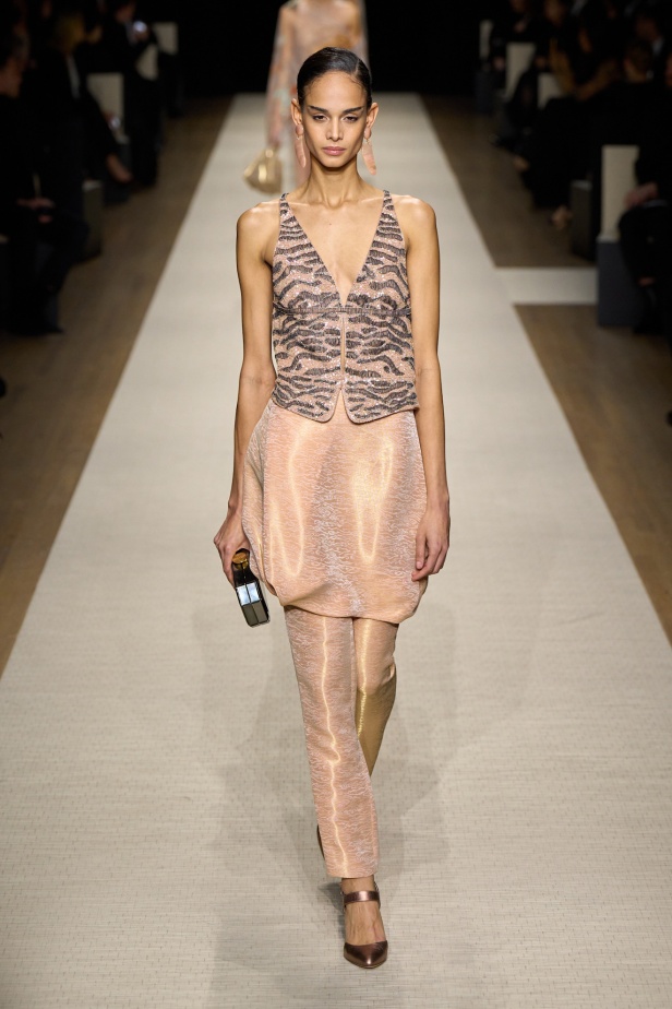 في أول عرض أزياء له في نيويورك منذ عام 2013... مجموعة Giorgio Armani لربيع 2025 ترسي الخيال والحرفية الراقية