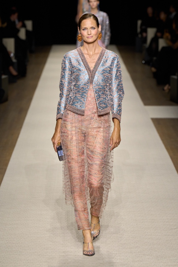 في أول عرض أزياء له في نيويورك منذ عام 2013... مجموعة Giorgio Armani لربيع 2025 ترسي الخيال والحرفية الراقية