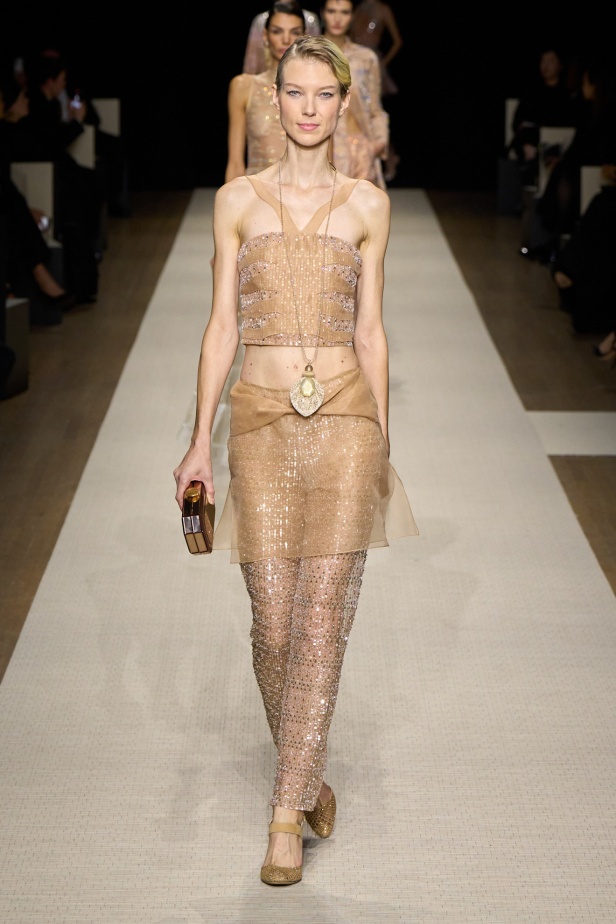 في أول عرض أزياء له في نيويورك منذ عام 2013... مجموعة Giorgio Armani لربيع 2025 ترسي الخيال والحرفية الراقية
