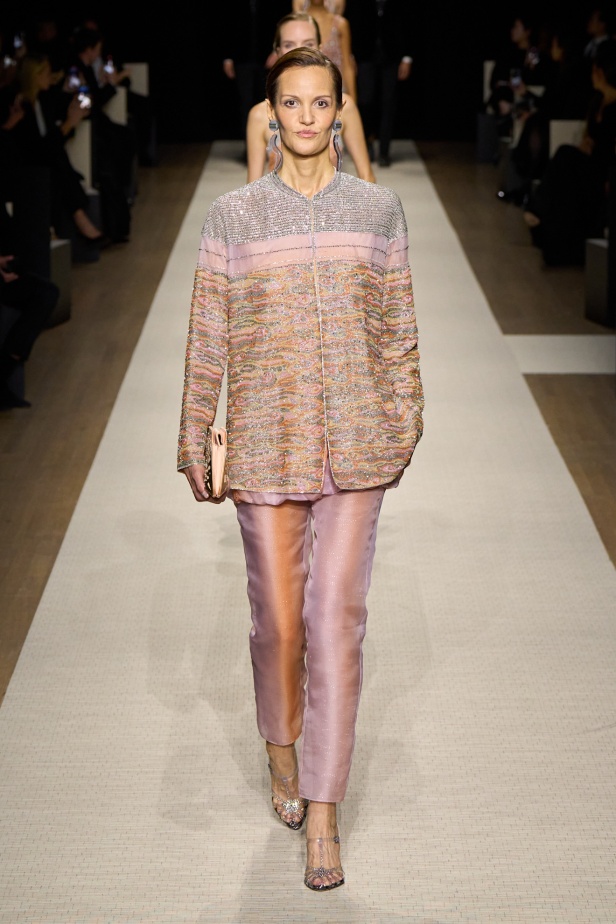 في أول عرض أزياء له في نيويورك منذ عام 2013... مجموعة Giorgio Armani لربيع 2025 ترسي الخيال والحرفية الراقية