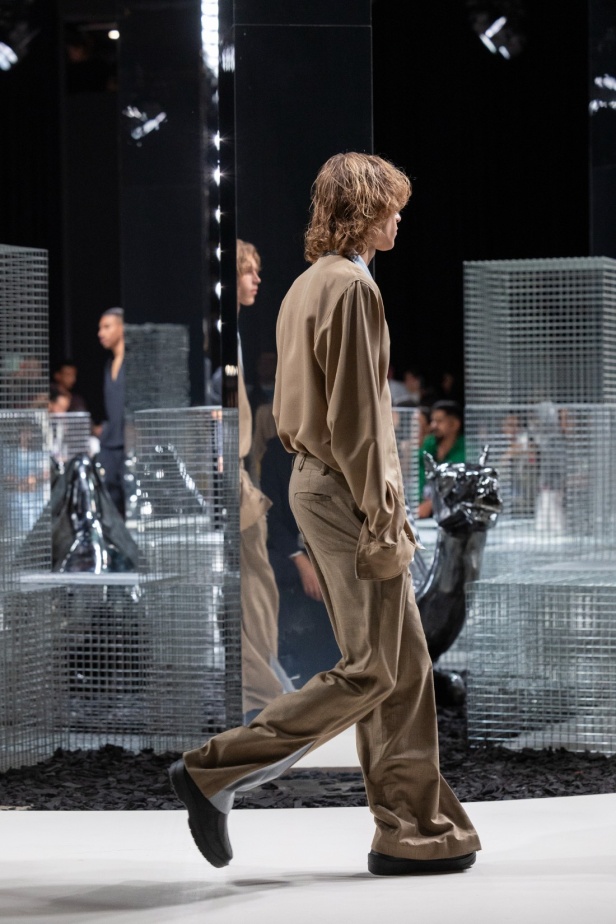 الرقي الخالد واللمسات العصرية.. مجموعة المصمم سعود العجاجي لعلامة MAZROOD في أسبوع الأزياء في الرياض