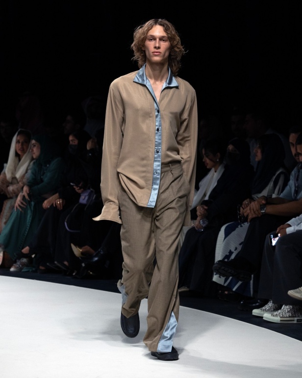 الرقي الخالد واللمسات العصرية.. مجموعة المصمم سعود العجاجي لعلامة MAZROOD في أسبوع الأزياء في الرياض