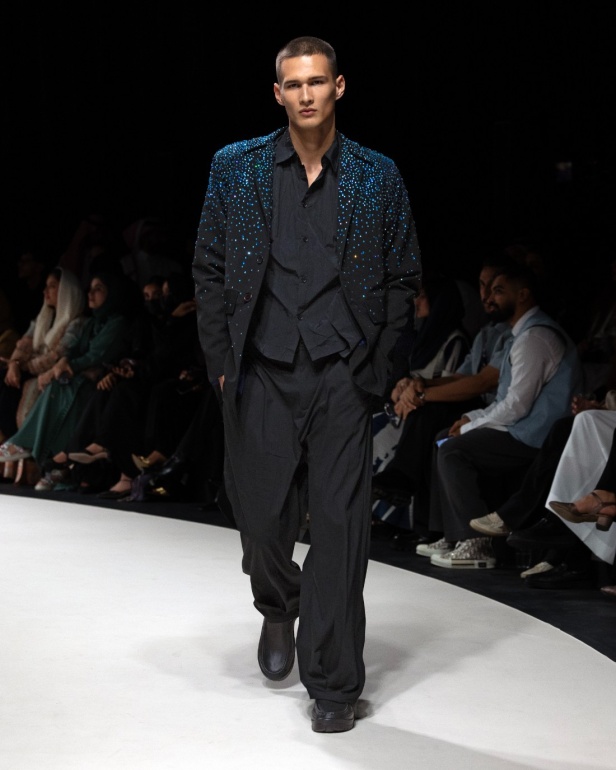 الرقي الخالد واللمسات العصرية.. مجموعة المصمم سعود العجاجي لعلامة MAZROOD في أسبوع الأزياء في الرياض