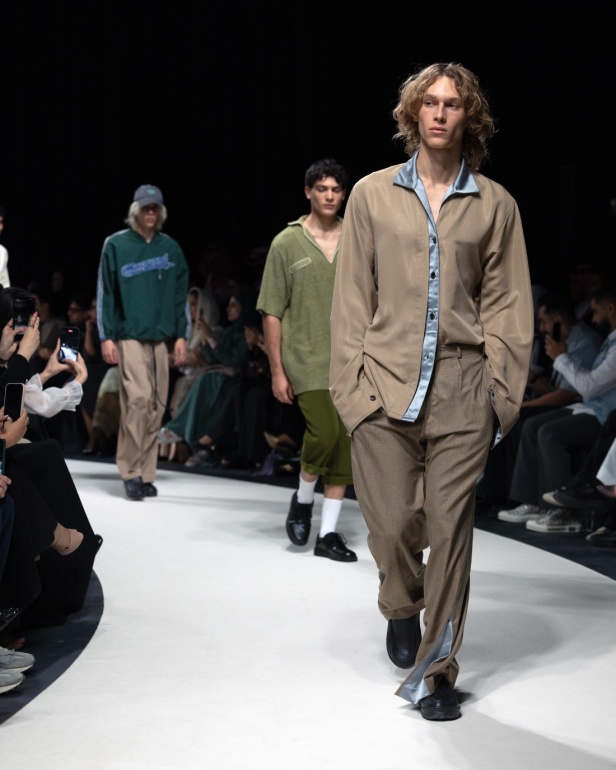 الرقي الخالد واللمسات العصرية.. مجموعة المصمم سعود العجاجي لعلامة MAZROOD في أسبوع الأزياء في الرياض