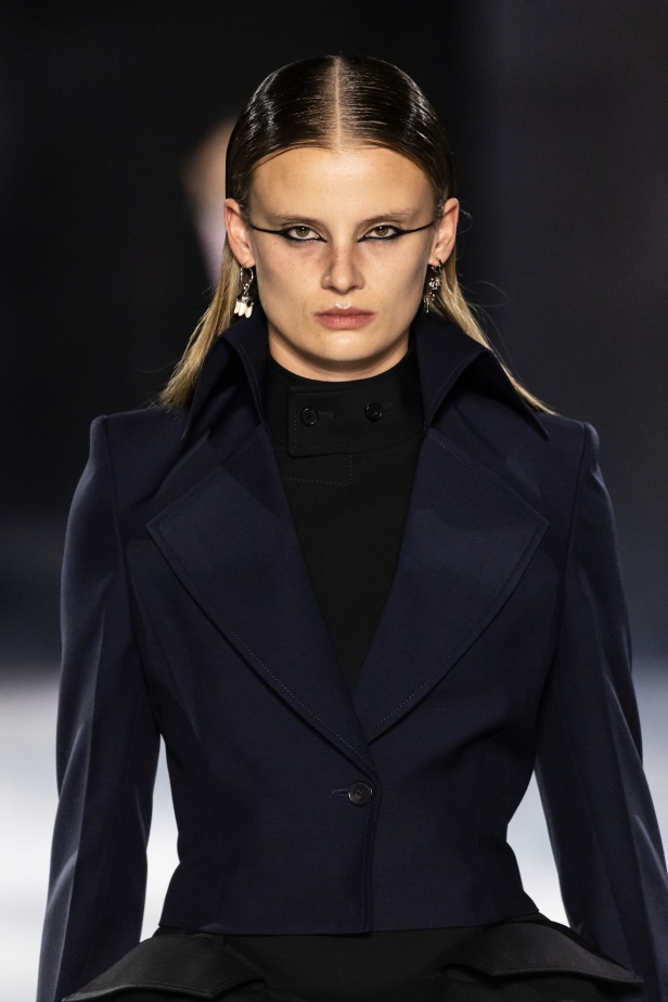 مجموعة Alexander McQueen لربيع وصيف 2024-2