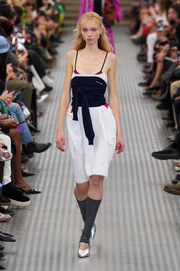 مجموعة Miu Miu لموسم ربيع وصيف 2025 تستكشف مراحل مختلفة من حياة الانسان 