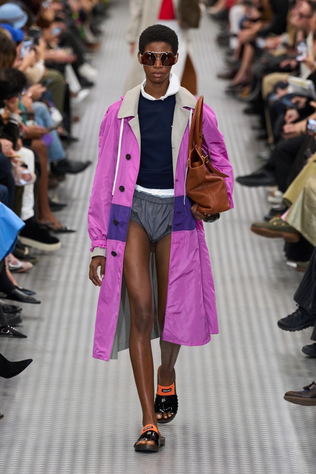 مجموعة Miu Miu لموسم ربيع وصيف 2025 تستكشف مراحل مختلفة من حياة الانسان 