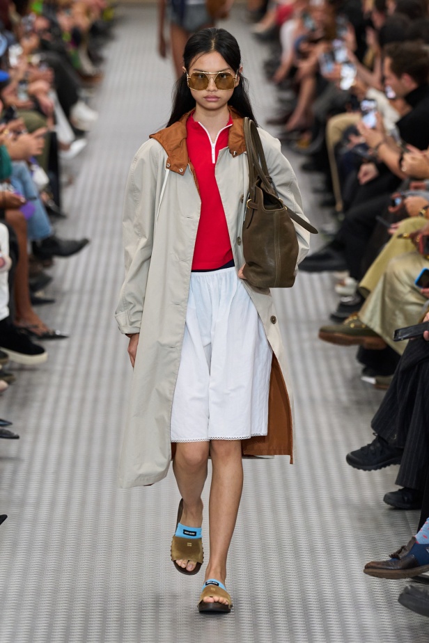 مجموعة Miu Miu لموسم ربيع وصيف 2025 تستكشف مراحل مختلفة من حياة الانسان 