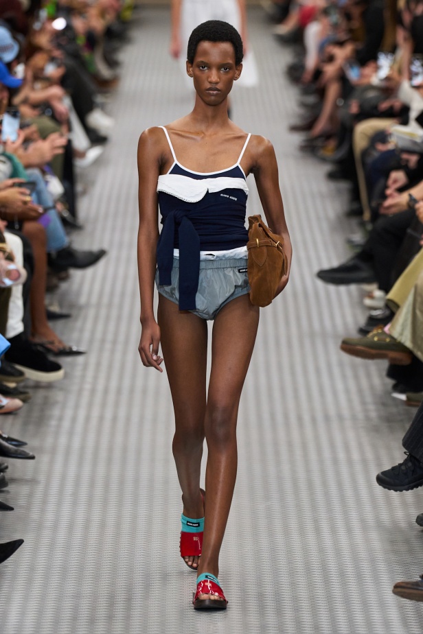 مجموعة Miu Miu لموسم ربيع وصيف 2025 تستكشف مراحل مختلفة من حياة الانسان 