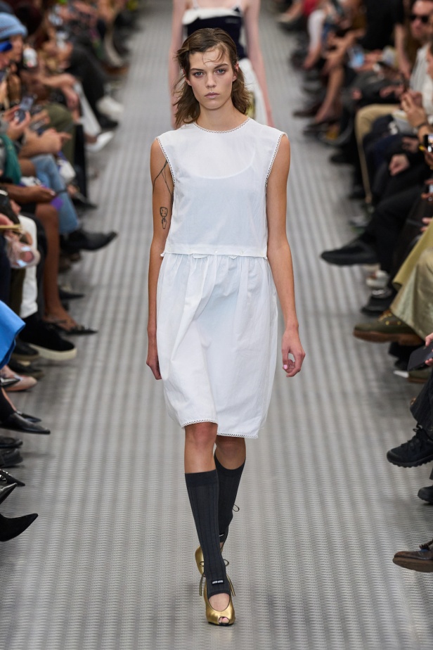 مجموعة Miu Miu لموسم ربيع وصيف 2025 تستكشف مراحل مختلفة من حياة الانسان 