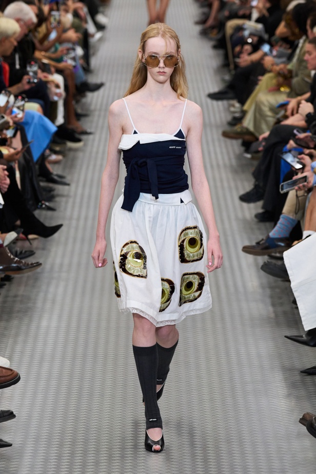 مجموعة Miu Miu لموسم ربيع وصيف 2025 تستكشف مراحل مختلفة من حياة الانسان 