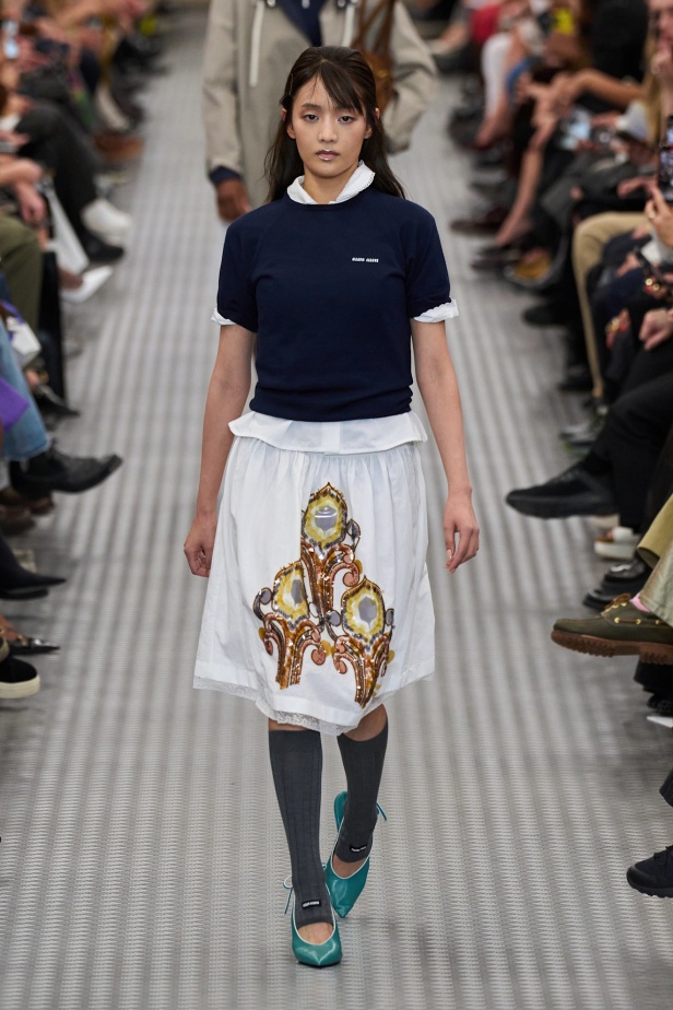 مجموعة Miu Miu لموسم ربيع وصيف 2025 تستكشف مراحل مختلفة من حياة الانسان 